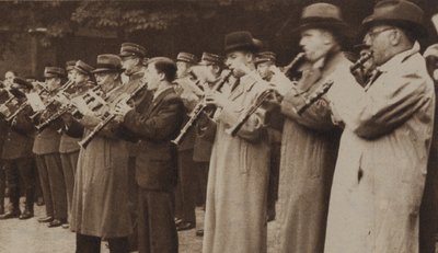 300473 Afbeelding van de leden van één van de tien muziekkorpsen die op het Domplein te Utrecht onder leiding van de ...
